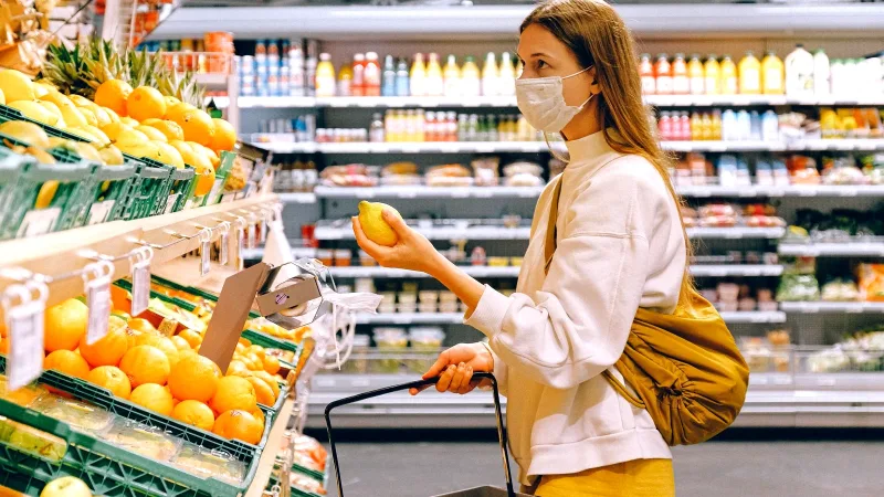 Market reyonunda kavanoz ve konserve ürünler